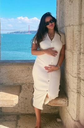 Rebeca Tavares with a baby bump.